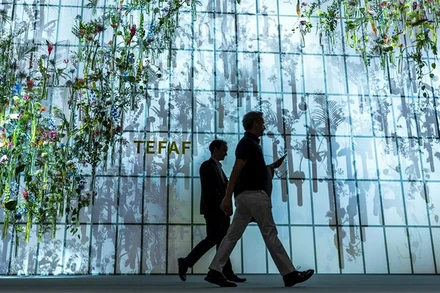 Khách tham quan Hội chợ Triển lãm nghệ thuật. (Ảnh: EPA)