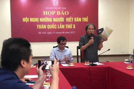 Chủ tịch Hội Nhà văn Việt Nam Nguyễn Quang Thiều chia sẻ thông tin tại họp báo. (Ảnh: TTXVN)