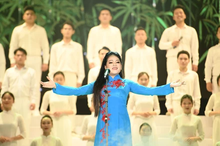 Ca sĩ Anh Thơ trong liveshow của mình. (Ảnh: Ca sĩ cung cấp)