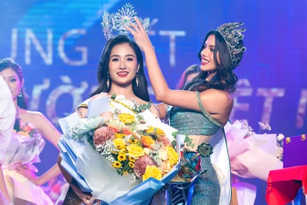 Đương kim Miss Eco International Kathleen Paton trao giải Người đẹp Môi trường cho Nguyễn Thanh Hà. (Ảnh: Ban tổ chức)