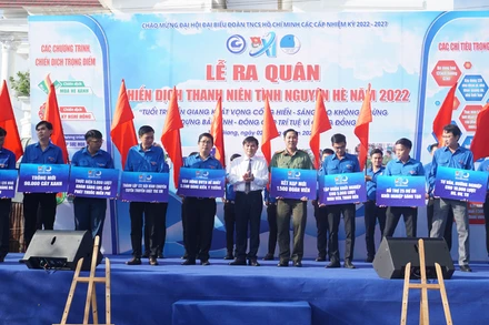 Trao bảng tượng trưng các công trình cấp tỉnh cho các đơn vị.