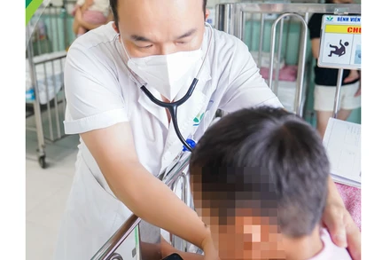 Bác sĩ thăm khám lại cho bệnh nhi sau nội soi gắp dị vật.