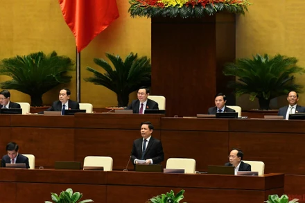 Bộ trưởng Giao thông vận tải Nguyễn Văn Thể trả lời chất vấn của đại biểu Quốc hội chiều 9/6. (Ảnh: KHOA NGUYÊN)