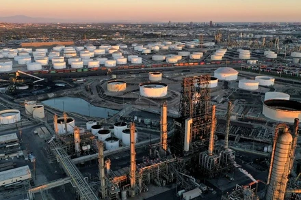 Quang cảnh nhà máy lọc dầu Los Angeles của Công ty Phillips 66 (phía trước) và các bồn chứa dầu mỏ tinh chế tại cảng Kinder Morgan Carson (phía sau) ở Carson, California, Mỹ. (Ảnh: REUTERS)