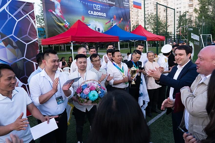 Lãnh đạo Sadovod chúc mừng các đội bóng. (Ảnh: Thanh Thể)