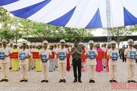 Lãnh đạo Công an Thành phố Hồ Chí Minh giao nhiệm vụ cho các cán bộ, chiến sĩ chính quy tăng cường về xã.