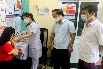 Lãnh đạo Ủy ban nhân dân tỉnh Tuyên Quang kiểm tra công tác tiêm phòng vaccine Covid-19 tại Trung tâm Kiểm soát bệnh tật tỉnh.