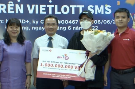 Anh H.H.A.T. (đội nón) là tỷ phú Vietlott mới nhất với sản phẩm Max 3D+.