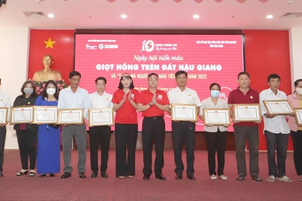 Tặng Bằng khen cho các cá nhân.