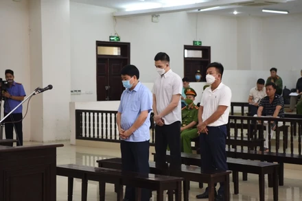 Các bị cáo nghe tuyên án.