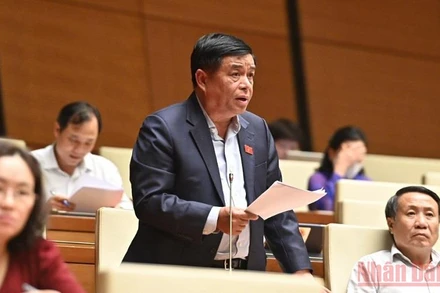 Bộ trưởng Kế hoạch và Đầu tư Nguyễn Chí Dũng giải trình, làm rõ một số ý kiến của đại biểu Quốc hội chiều 2/6. (Ảnh: LINH NGUYÊN)