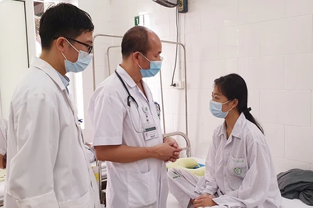 PGS, TS Đỗ Duy Cường thăm khám cho bệnh nhân đang điều trị tại Trung tâm.