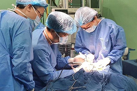 Các bác sĩ phẫu thuật cấy ốc tai điện tử cho trẻ. 