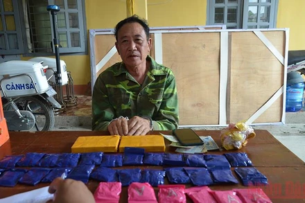 Đối tượng Tòng Văn Hoa cùng tang vật khi bị bắt giữ.