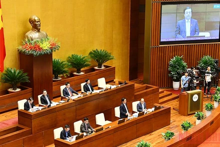 Bộ trưởng Nông nghiệp và Phát triển Nông thôn Lê Minh Hoan là vị trưởng ngành đầu tiên đăng đàn trả lời chất vấn tại Kỳ họp thứ 3, Quốc hội khoá XV.