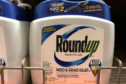 Thuốc diệt cỏ Roundup của Công ty hóa chất Monsanto được bày bán tại 1 cửa hàng ở Encinitas, California, Mỹ. (Ảnh: Reuters)