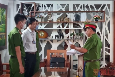 Cơ quan cảnh sát điều tra, Công an thành phố Đà Nẵng đọc quyết định khởi tố vụ án, khởi tố bị can, bắt tạm giam đối với ông Tôn Thất Thạnh, chiều 20/6.