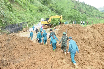 Huy động các lực lượng tại chỗ phân luồng và khắc phục sạt lở.