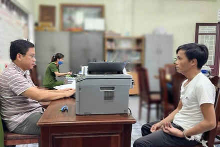 Cơ quan chức năng thẩm vấn đối tượng Trần Văn Hà. (Ảnh: Công an tỉnh Lâm Đồng cung cấp).