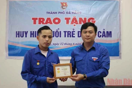 Trao Huy hiệu “Tuổi trẻ dũng cảm” cho anh Phan Thanh Phú.