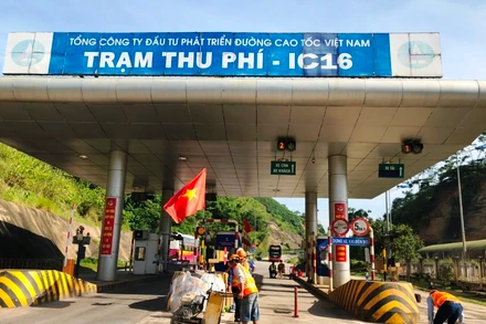 Thi công hố móng giá long môn phục vụ thu phí ETC tại Trạm thu phí IC16, tuyến cao tốc Nội Bài - Lào Cai.