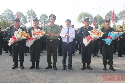 Lãnh đạo tỉnh Đồng Nai tặng hoa chúc mừng Ban Chỉ huy Trung đoàn Cảnh sát cơ động dự bị chiến đấu.