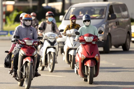 Người dân Hà Nội chống chọi với nắng nóng gay gắt