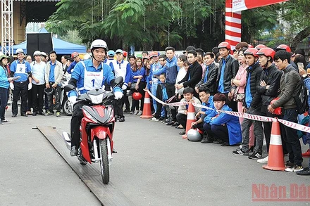 Các bạn trẻ hào hứng tham gia chương trình trải nghiệm kỹ thuật lái xe do Trung ương Hội Liên hiệp Thanh niên Việt Nam triển khai hằng năm.