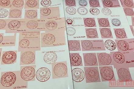 Ảnh minh họa: Các con dấu giả mà các đối tượng làm, sử dụng làm văn bản giả. (Ảnh: ANH ĐÀO)