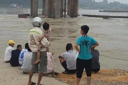 Khúc sông nơi xảy ra vụ việc đang thi công cầu Vĩnh Phú nối thành phố Việt Trì (Phú Thọ) với huyện Sông Lô (Vĩnh Phúc).