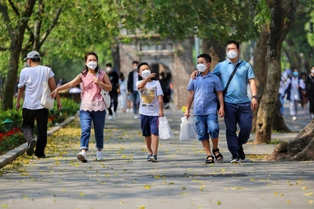 Người dân tại phố đi bộ hồ Hoàn Kiếm. (Ảnh: Tuấn Đức/TTXVN)