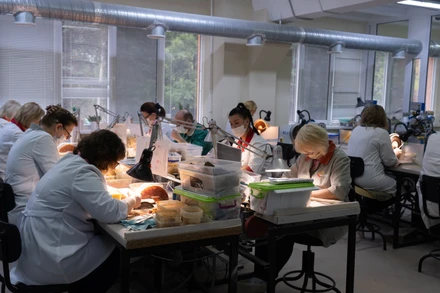 Công nhân làm việc tại một nhà máy ở Nga. (Ảnh: Thanh Thể)