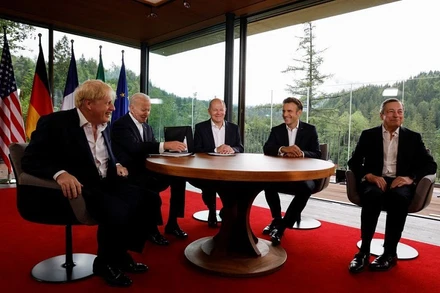 Thủ tướng Đức Olaf Scholz (giữa) cùng các lãnh đạo các nước G7 tại Hội nghị thượng đỉnh G7 ở lâu đài Elmau, Đức, ngày 28/6/2022. (Ảnh: REUTERS)