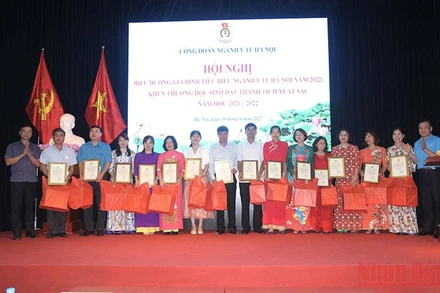 Trao thưởng cho các Gia đình tiêu biểu ngành Y tế Hà Nội năm 2022.