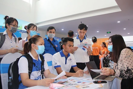 Lao động dự phiên giao dịch việc làm tại TP Hồ Chí Minh tháng 4 năm 2021 (Ảnh: Colab).