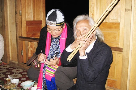 Tác giả ghi chép trong một chuyến đi thực tế vùng cao.