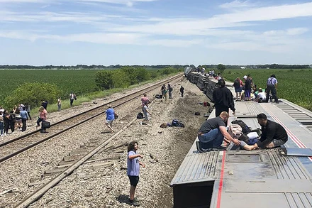 Đoàn tàu va chạm với một xe tải. (Ảnh: AP)