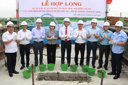 Các đại biểu thực hiện lễ hợp long cầu.