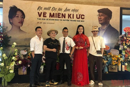 Ca sĩ Huyền Trang cùng anh chị em bạn bè, đồng nghiệp, ê kíp tại buổi ra mắt MV.