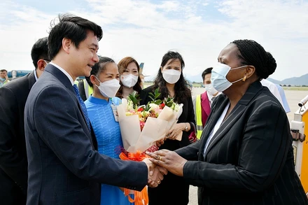 Phó Chủ nhiệm Ủy ban Đối ngoại Lê Anh Tuấn đón Chủ tịch Quốc hội Cộng hòa Mozambique cùng Đoàn tại sân bay Nội Bài. (Ảnh: quochoi.vn)