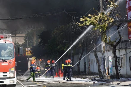 Lực lượng chức năng đang dập lửa tại hiện trường. (Ảnh: CTV)