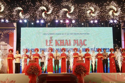 Cắt băng khai mạc Hội chợ thương mại Festival Huế 2022.