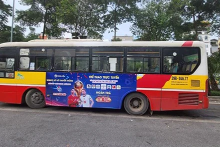 Xe buýt dán quảng cáo không phù hơp tại Hà Nội (Ảnh: Internet)