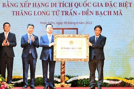 Thứ trưởng Văn hóa, Thể thao và Du lịch trao bằng xếp hạng di tích Quốc gia đặc biệt Thăng Long Tứ Trấn cho lãnh đạo quận Hoàn Kiếm. (Ảnh: THỦY NGUYÊN)