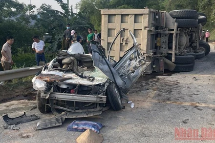 Hiện trường vụ việc sau khi được lực lượng chức năng cẩu xe ô-tô tải để cứu người bị nạn ra ngoài.