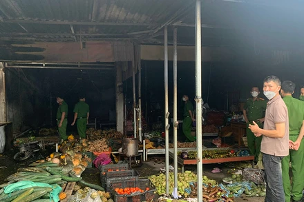 Lực lượng chức năng đang điều tra, làm rõ nguyên nhân gây cháy tại chợ Mường Thanh.