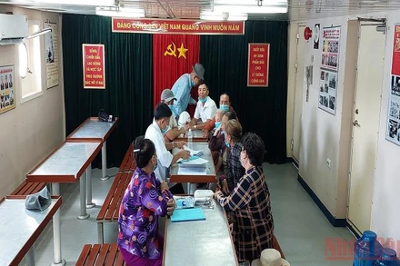 Các y, bác sĩ khám, cấp thuốc cho người dân trên tàu.