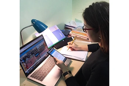 Sinh viên Trường đại học Mở Hà Nội học trực tuyến trong mùa dịch. 