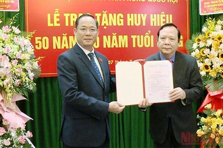 Đồng chí Trần Quang Phương trao huy hiệu 50 năm tuổi Đảng cho Thượng tướng Huỳnh Ngọc Sơn. 