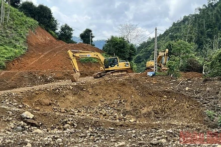 Thi công mở đoạn tuyến qua xã Bằng Phúc, huyện Chợ Đồn thuộc dự án đường thành phố Bắc Kạn đi hồ Ba Bể. 